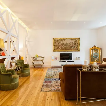 Chiado 4-bedroom Flat * Лиссабон