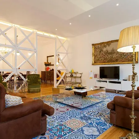 Chiado 4-bedroom Flat * Лиссабон