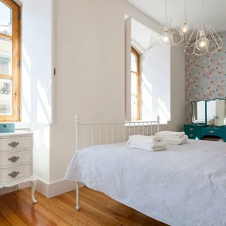 Апартаменты Chiado 4-bedroom Flat