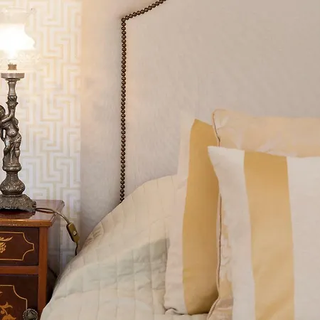 Chiado 4-bedroom Flat * Lissabon