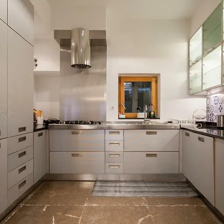 Chiado 4-bedroom Flat Апартаменты *