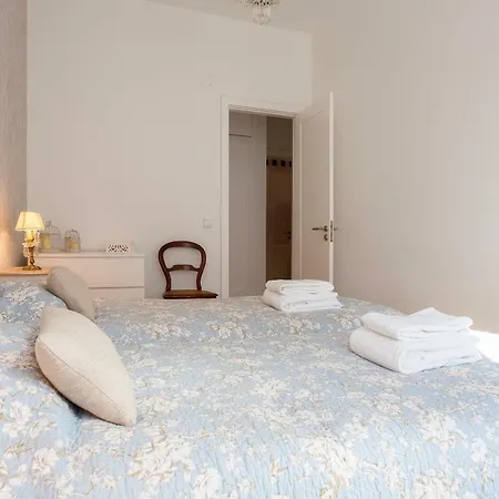 Chiado 4-bedroom Flat Апартаменты *