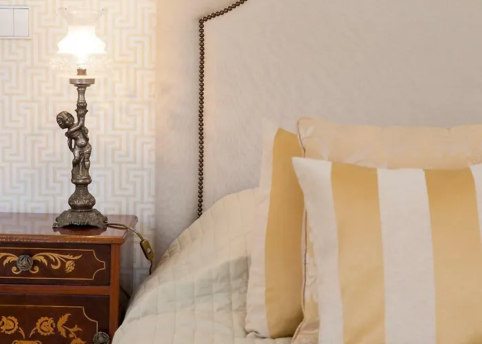 Chiado 4-bedroom Flat * Lisboa