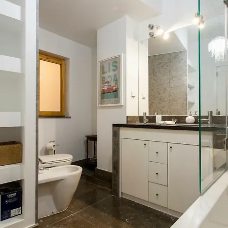 Chiado 4-bedroom Flat דירה *