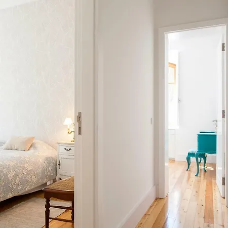 Chiado 4-bedroom Flat דירה *